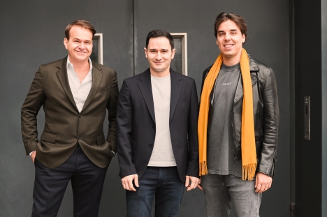 Banijay steigt ins Influencer-Business ein - Banijay-CEO Marcus Wolter (links) freut sich auf die Zusammenarbeit mit den influence.vision-Gründern Branko Markovic (Mitte) und Florian Bösenkopf (rechts - Foto: Banijay / Steffen Z. Wolff